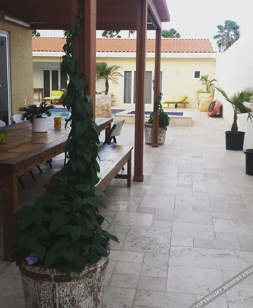Aruba'S Bakval Suites Apartment